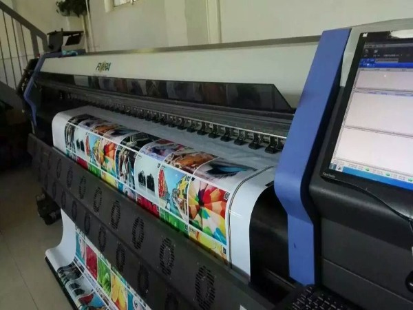 力奇广告喷绘-材料仓库